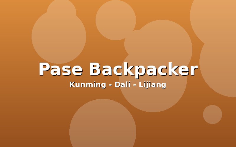 Grupo de estudiantes con mochilas en el Bosque de Piedra